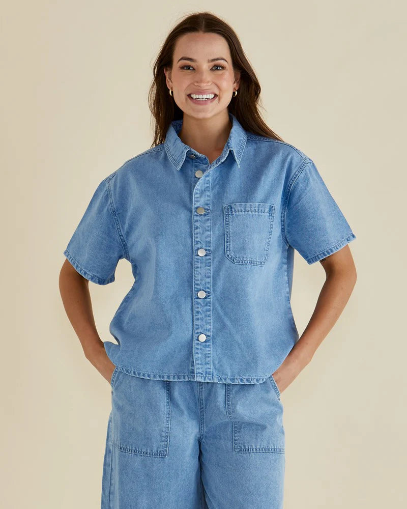 BETTY BASICS - SAFFRA SHORT SLEEVE DENIM SHIRT