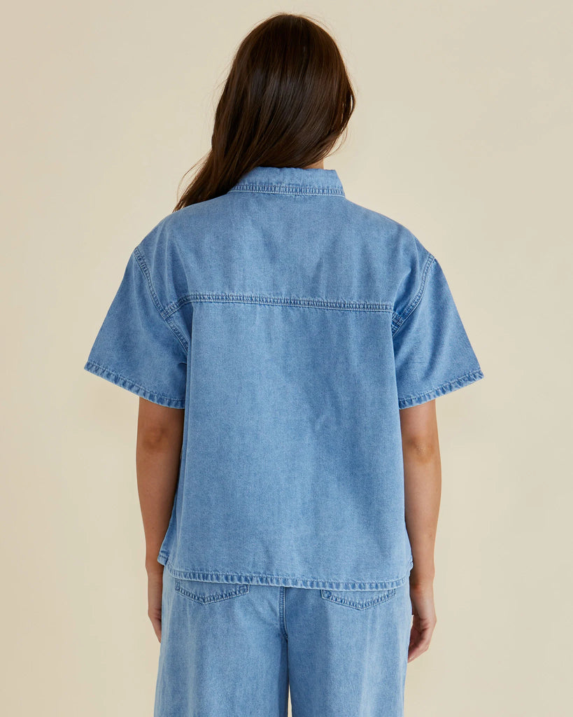 BETTY BASICS - SAFFRA SHORT SLEEVE DENIM SHIRT