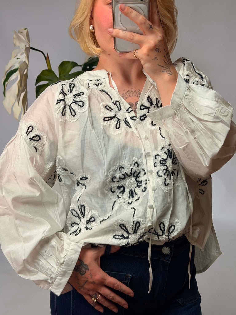 SMAIBULUN - APPLIQUE EMBROIDERED BLOUSE