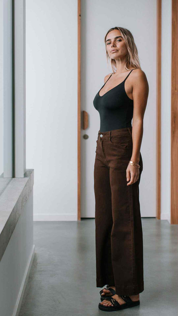 COUNTRY DENIM - STRETCH SLIGHT STRAIGHT LEG JEAN