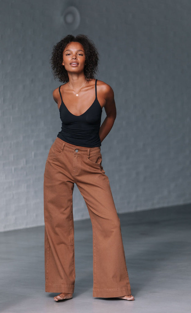 COUNTRY DENIM - STRETCH SLIGHT STRAIGHT LEG JEAN