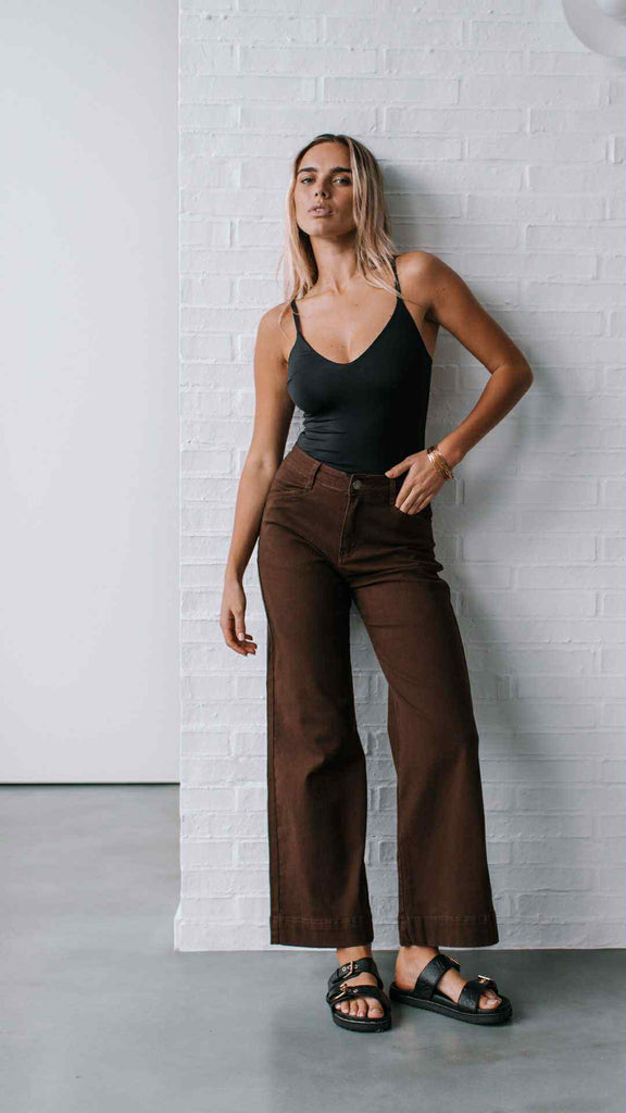 COUNTRY DENIM - STRETCH SLIGHT STRAIGHT LEG JEAN