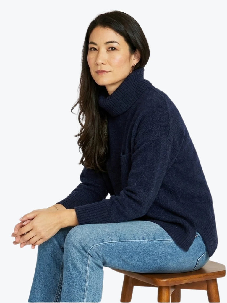 JUMP - ROLL NECK POCKET PULLOVER