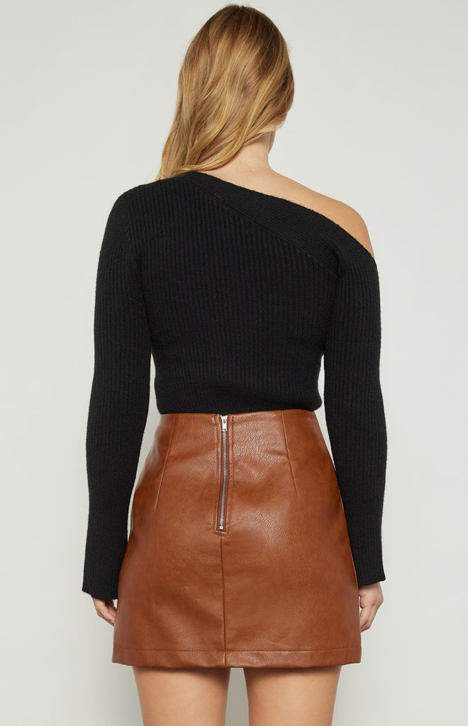 WINNIE & CO - FLUFFY ONE SHOULDER DETAIL KNIT TOP